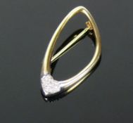 Brosche14ct GG: ovalförmig; an einer Seite mit kleinen Diamanten besetzt; 4,6g; L: 3,5 cm