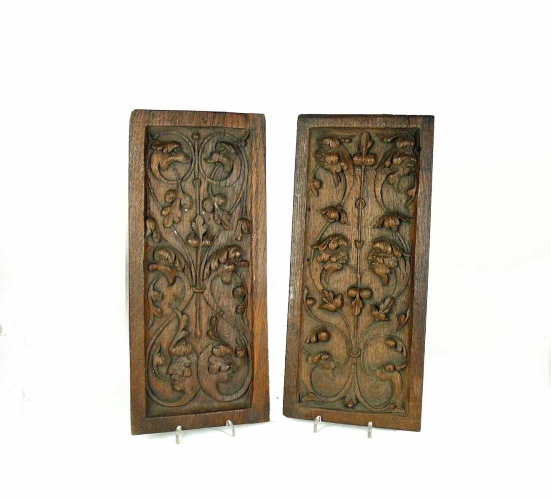 Paar Wandtafeln (18.Jh.)Holz geschnitzt; hochrechteckig; in vertiefter Mitte reliefierte