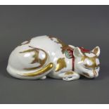 KUTANI-Katze (Japan, um 1900)mit Golddekor und farbigem, staffiertem Halsband; Meiji-Periode, 1868 -