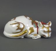 KUTANI-Katze (Japan, um 1900)mit Golddekor und farbigem, staffiertem Halsband; Meiji-Periode, 1868 -