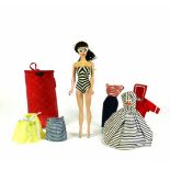 Barbie-Puppe (1959/60)in schwarz/weißem Badeanzug mit Sonnenbrille und weißem Haarband; dazu: