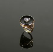 Damenring (um 1900)14ct GG; besetzt mit runder Onyxplatte und floral montiertem Aufsatz mit Perle;