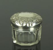 Deckeldosegeschliffener Klarglaskorpus mit floral reliefiertem Deckel in Silber minimum 800 (