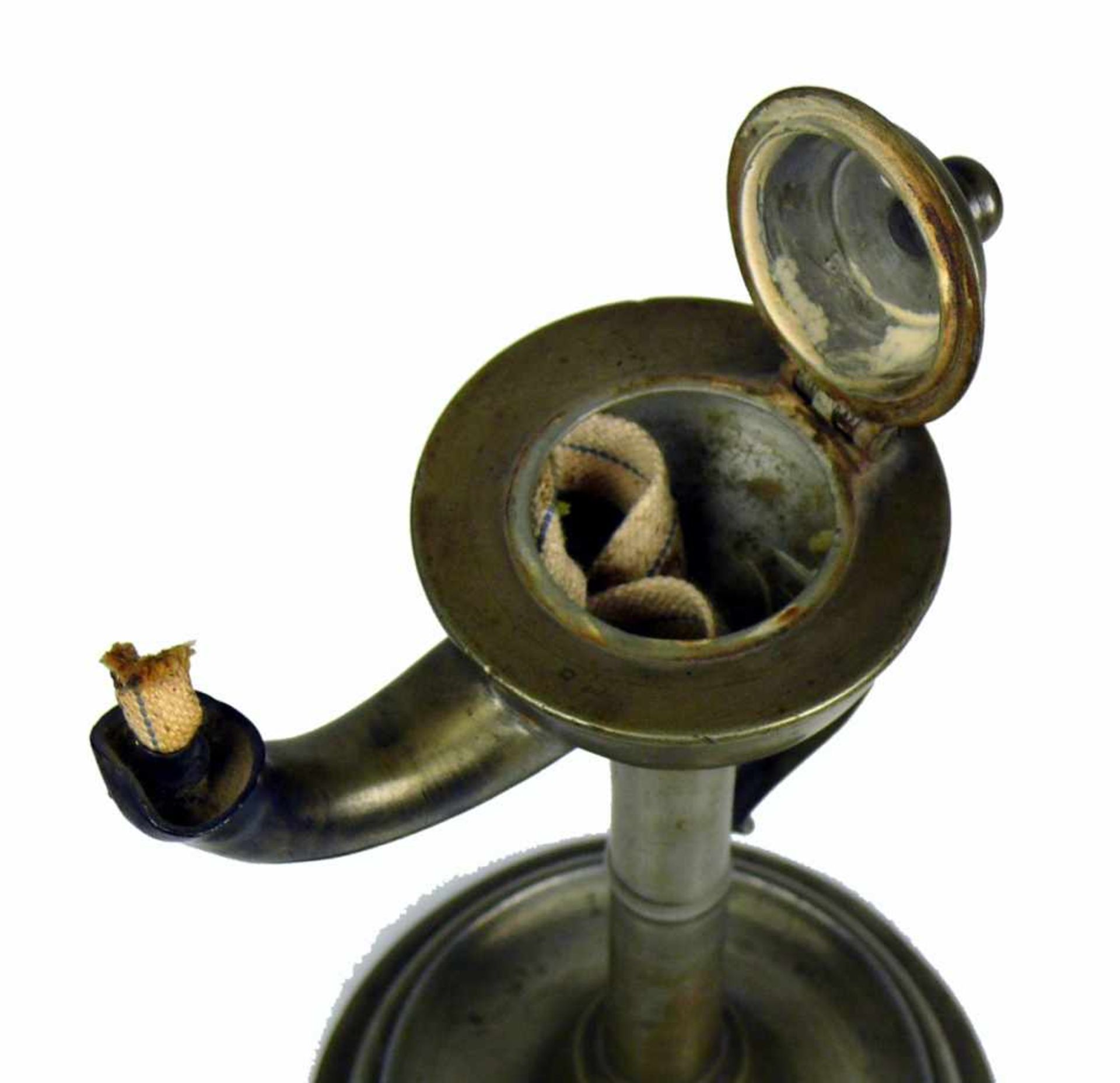 Petroleumlampe (19.Jh.)Zinn; auf Tellerfuß mit hohem Schaft und Fingerhenkel; Bodenunterseite mit - Bild 4 aus 4