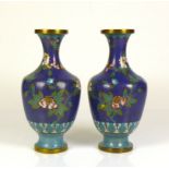 Paar Cloisonné-Vasen (China)auf dunkelblauem Grund farbiger Blütendekor; H: je 24 cm