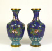 Paar Cloisonné-Vasen (China)auf dunkelblauem Grund farbiger Blütendekor; H: je 24 cm