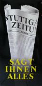 Emailschild "Stuttgarter Zeitung"SAGT IHNEN ALLES; schwarz, weiß, gelb; 120 x 58 cm; abgekantet;