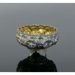 Schale (um 1900)Silber 900; runde Form mit plastischem Blütendekor, gewellter Rand; auf 3
