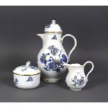 Kaffeekanne (Meissen, um 1900)mit Zucker-Deckeldose und Milchkännchen; blaue Blume mit Insekten