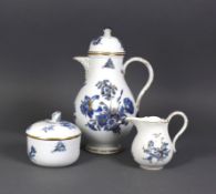 Kaffeekanne (Meissen, um 1900)mit Zucker-Deckeldose und Milchkännchen; blaue Blume mit Insekten