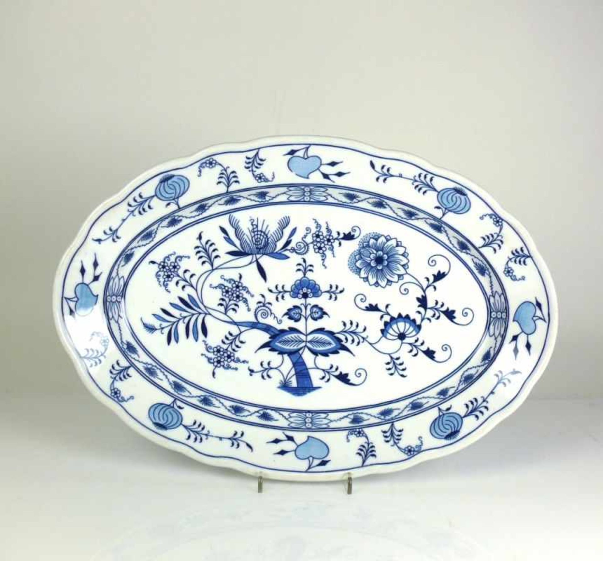 Anbietplatte (Meissen, um 1905)bl. Zwiebelmuster; gewellter Rand; ovale Form; 44 x 30 cm; Stadt