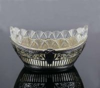 Anbietschalegeschliff. Glaseinsatz (ohne Beschädigung) in 800 Silber-Gestell; floral durchbrochen