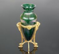 Vase (um 1900)tropfenförmiger Gefäßkörper; grünes Glas mit blau/violett irisierendem Dekor; vertikal