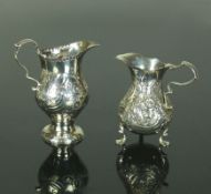 2 Sahnekännchen (England, 19.Jh.)jeweils Silber 925; Wandung jeweils mit reliefiertem Blüten- und