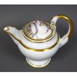 Teekanne (Meissen, um 1820)mit Schwanenhenkel; dieser sowie Ränder verg.; gewölbter Deckel mit
