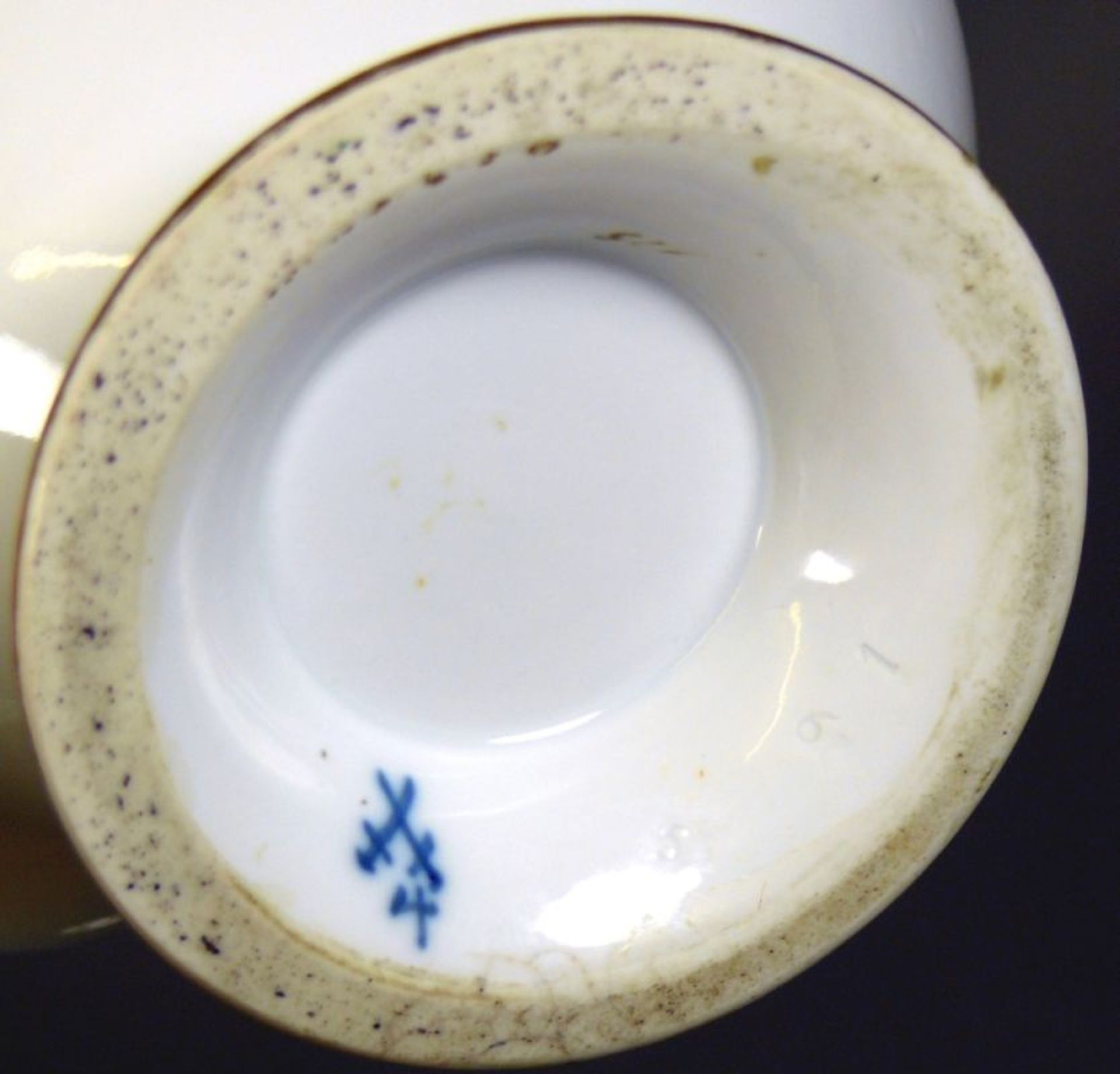 Teekanne (Meissen, um 1820)mit Schwanenhenkel; dieser sowie Ränder verg.; gewölbter Deckel mit - Bild 4 aus 4