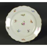 Große Schale (Meissen, um 1900)Streublümchendekor mit gewelltem Goldrand; Rund, D: 35 cm; bl.