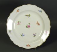 Große Schale (Meissen, um 1900)Streublümchendekor mit gewelltem Goldrand; Rund, D: 35 cm; bl.