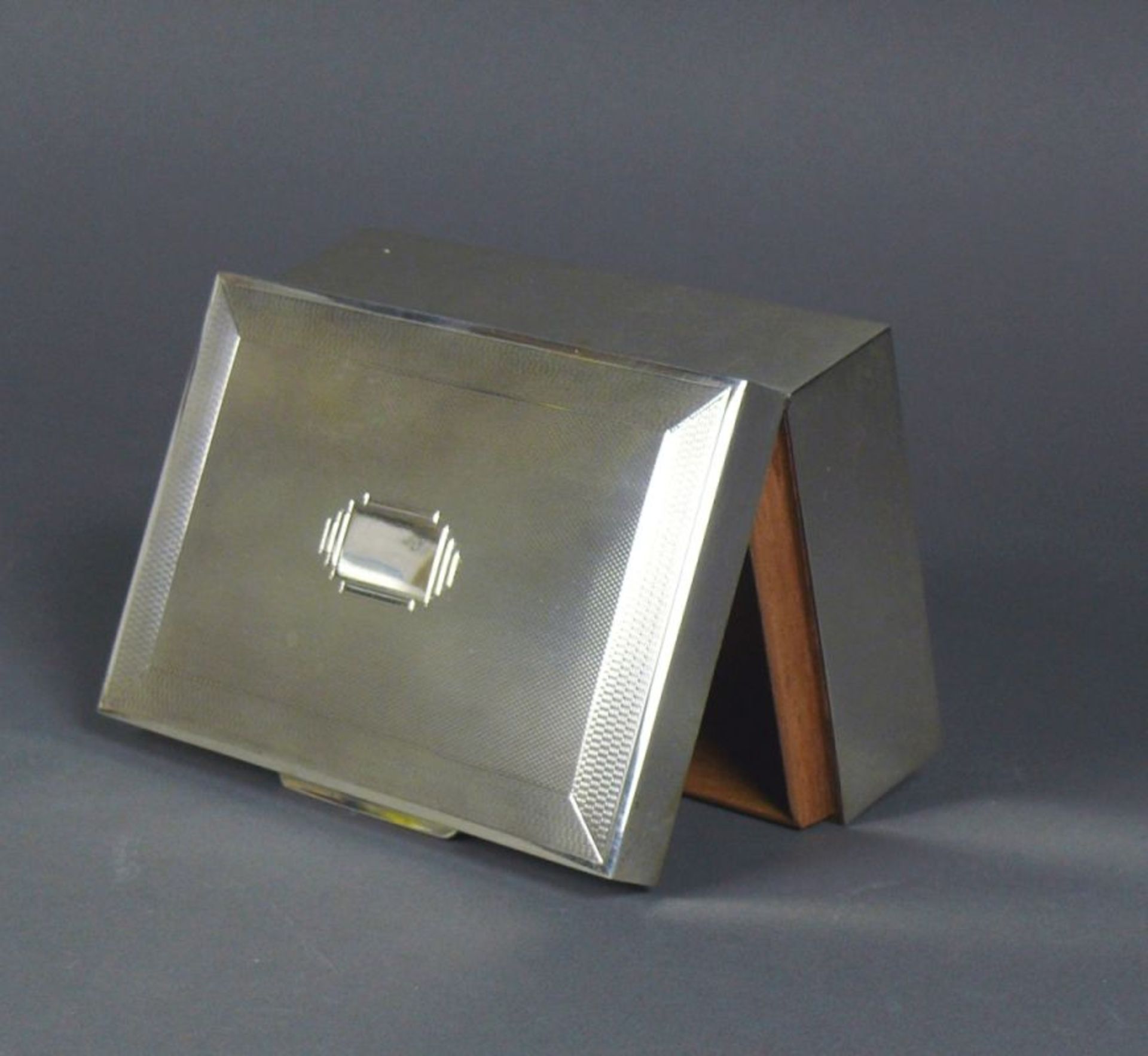 Deckeldose (London 1957)Sterlingsilber; mit Zedernholzeinlage; 4,5 x 13 x 8,5 cm; Bruttogewicht: