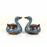 Paar Cloisonné-Enten (China, um 1900)blauer Grund und farbiges Gefieder; H: je 10,5 cm