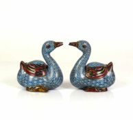 Paar Cloisonné-Enten (China, um 1900)blauer Grund und farbiges Gefieder; H: je 10,5 cm