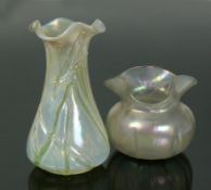 2 div. Vasen (um 1900)farbloses Glas mit leicht irisierendem Dekor; 1x mit aufgelegten, hellgelben