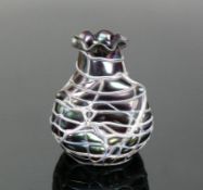 Vase (Pallme-König & Habel, um 1900)Körper dreifach eingedellt; gelippter Rand; Wandung umlaufend