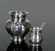 Kleine Vaseund Salzgefäß mit Löffel; Silber 830 bzw.835; zus. 50g; H: Vase 6 cm; H: Salzgefäß 3,5