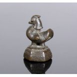 Burmesischer Gewichtsstein (Burma, um 1900)Huhn auf hektogonalem Sockel; Bronze, dunkel patiniert;