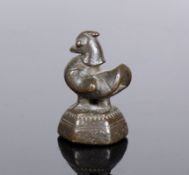 Burmesischer Gewichtsstein (Burma, um 1900)Huhn auf hektogonalem Sockel; Bronze, dunkel patiniert;