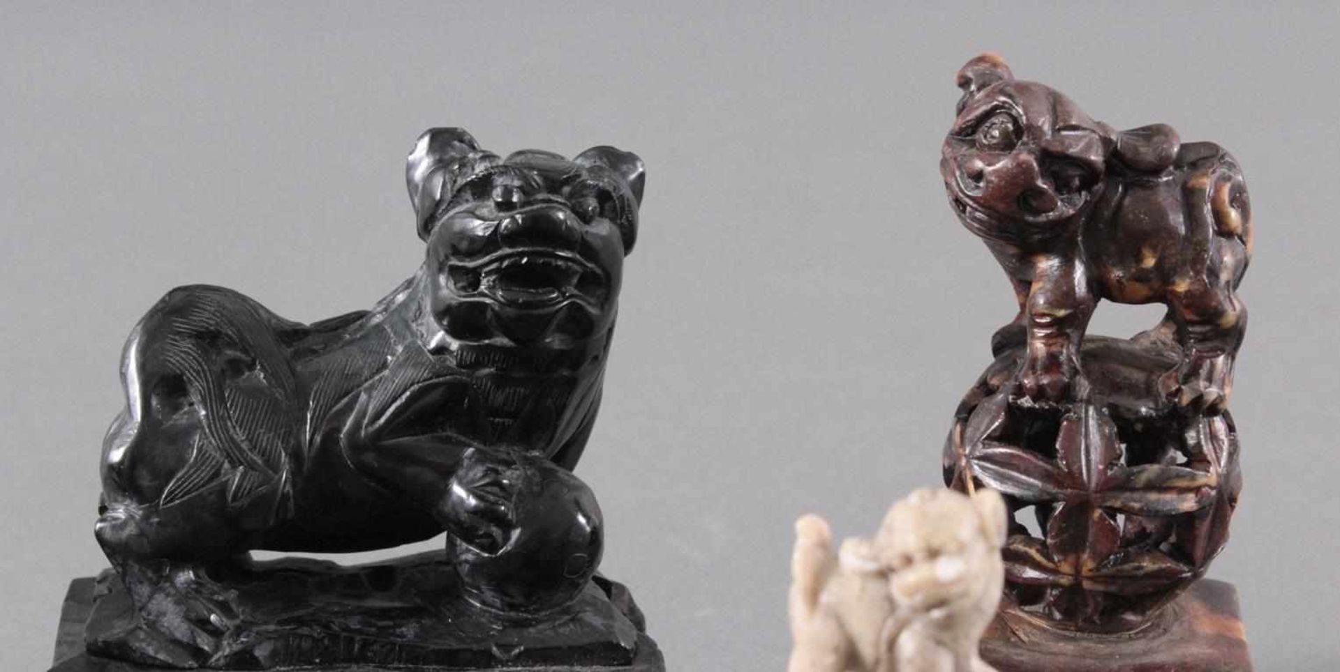Konvolut Steinobjekte, "Fo-Hund"6 Stück. China, 20. Jahrhundert, unterschiedliche Fo-Hund- - Bild 3 aus 4