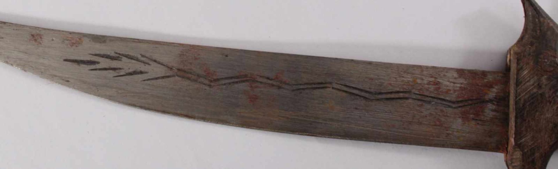 Antikes MesserGravierte Stahlklinge, Griff aus geschnitztem Holz und Bein, Holzscheide, ummantelt - Bild 5 aus 7