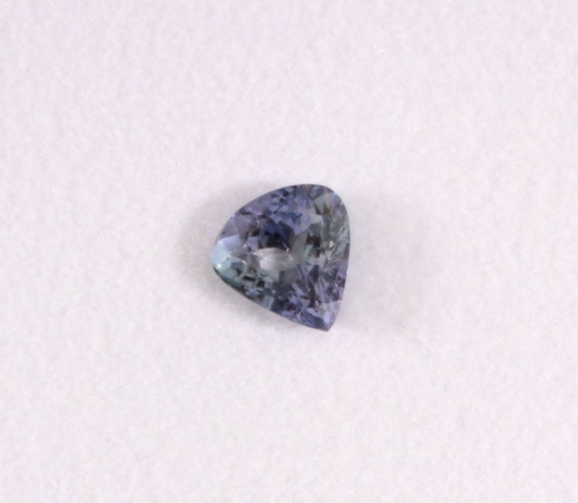 Tansanit von 1,29 KaratTropfenform, grünlich-blau, mit Zertifikat, ca. 7,16 x 6,84 x 4,39 mm