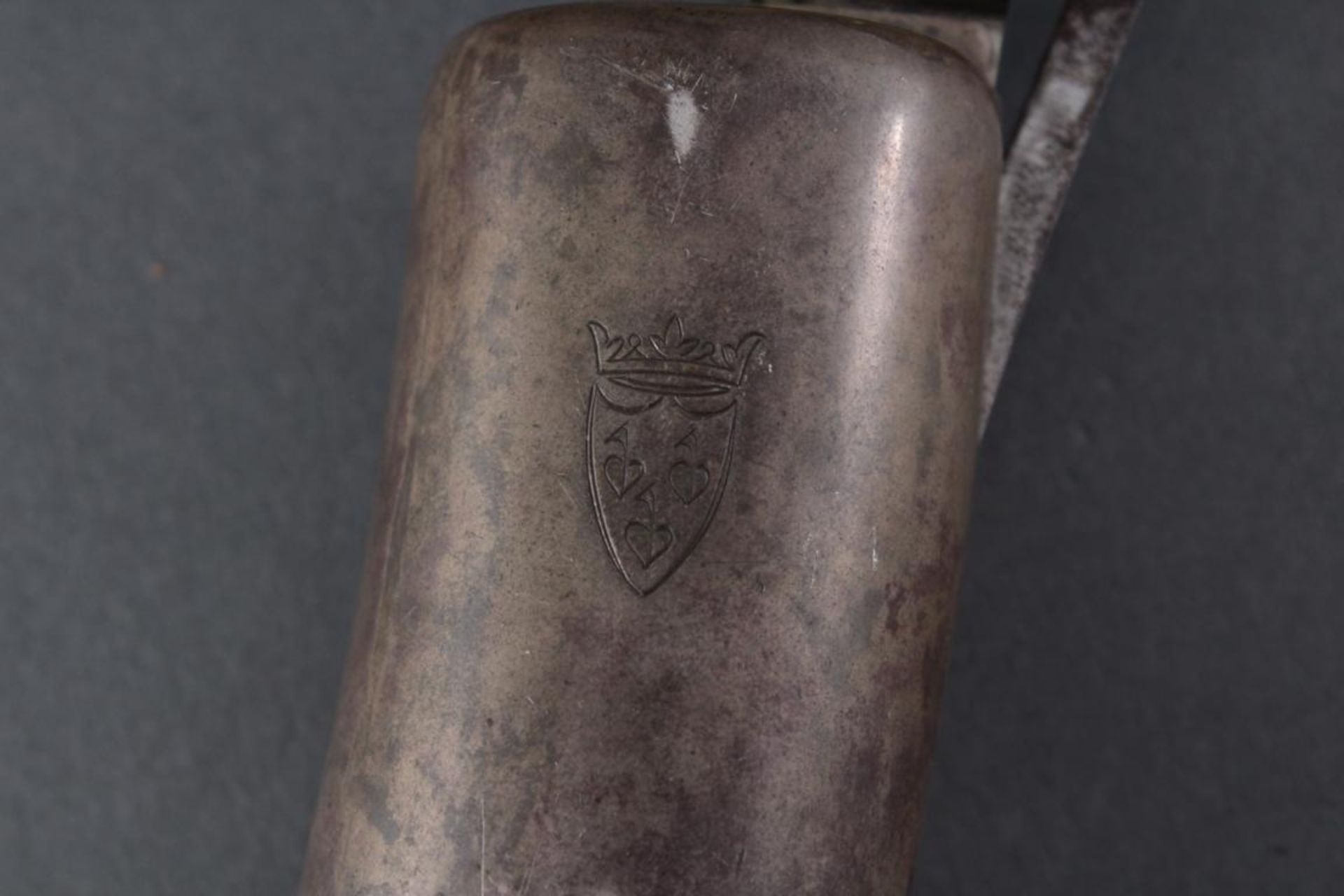 Zigarrencutter um 1900Wohl aus einem Walrosszahn, Messingcutter mit graviertem Wappen, ca. Länge - Bild 3 aus 4