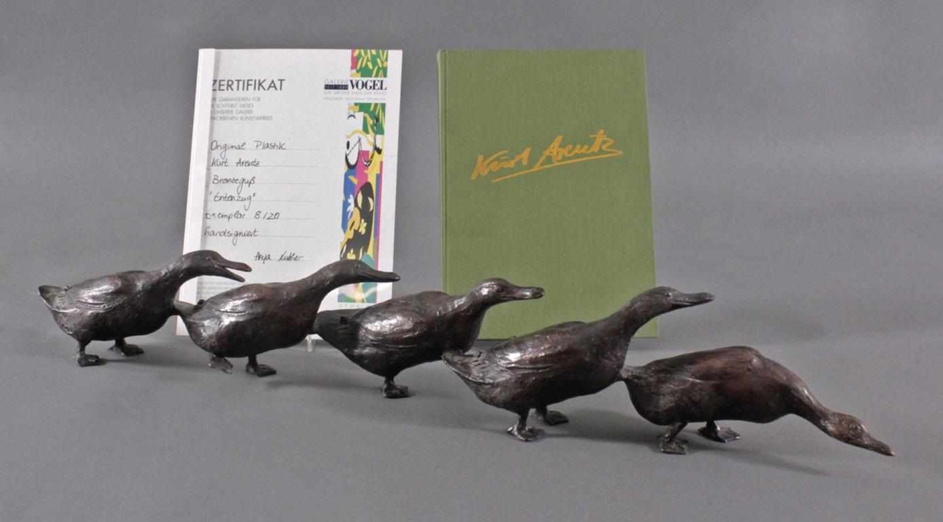 Kurt Arentz (1934-2014). EntenfamilieBronzeskulptur, 5 watschelnde Enten, auf der zweiten Ente von - Image 2 of 4