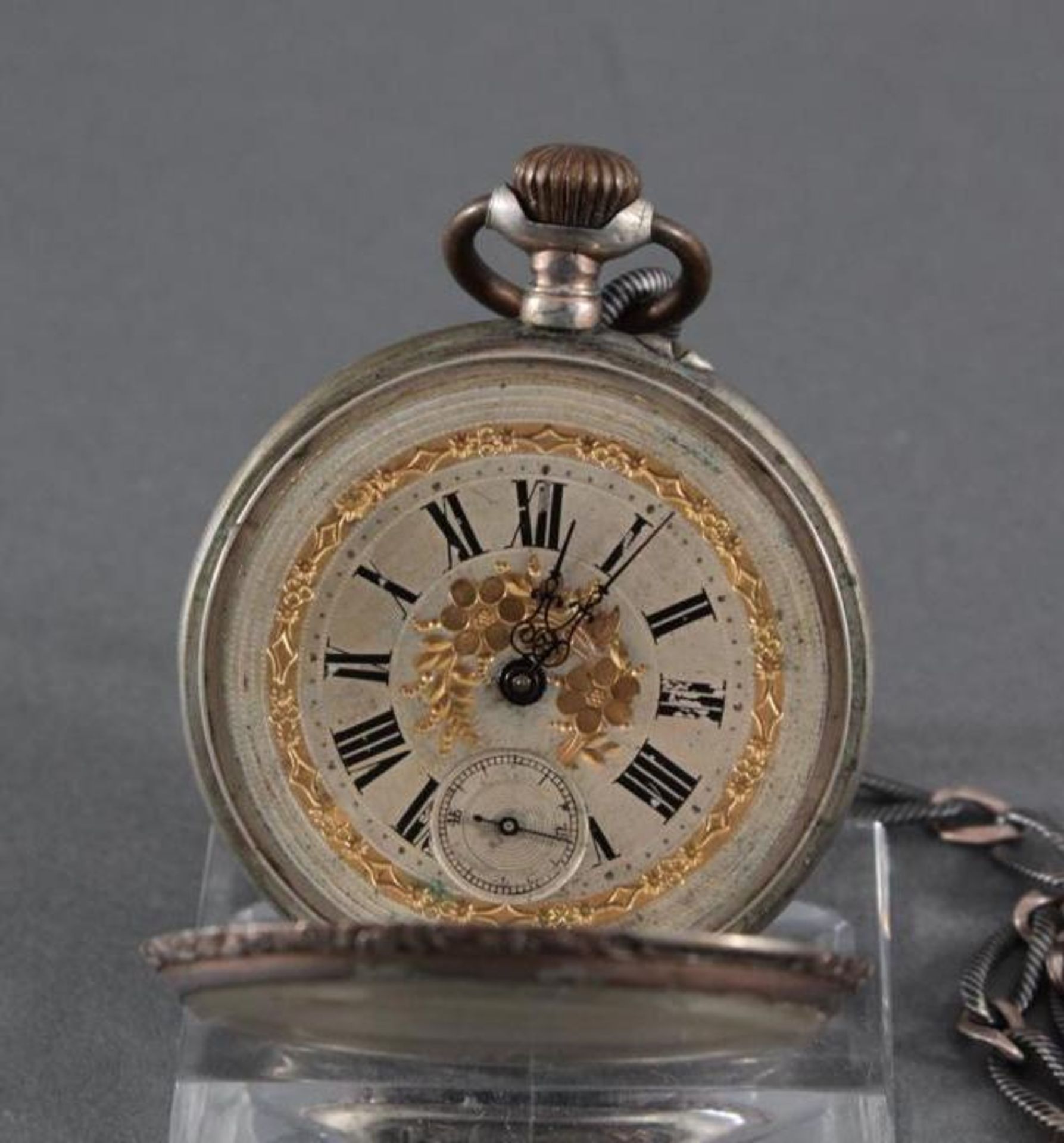 Silberne Taschenuhr, 800er Silber, um 1900Reliefartiges, versilbertes Gehäuse, aufklappbarer - Bild 3 aus 4