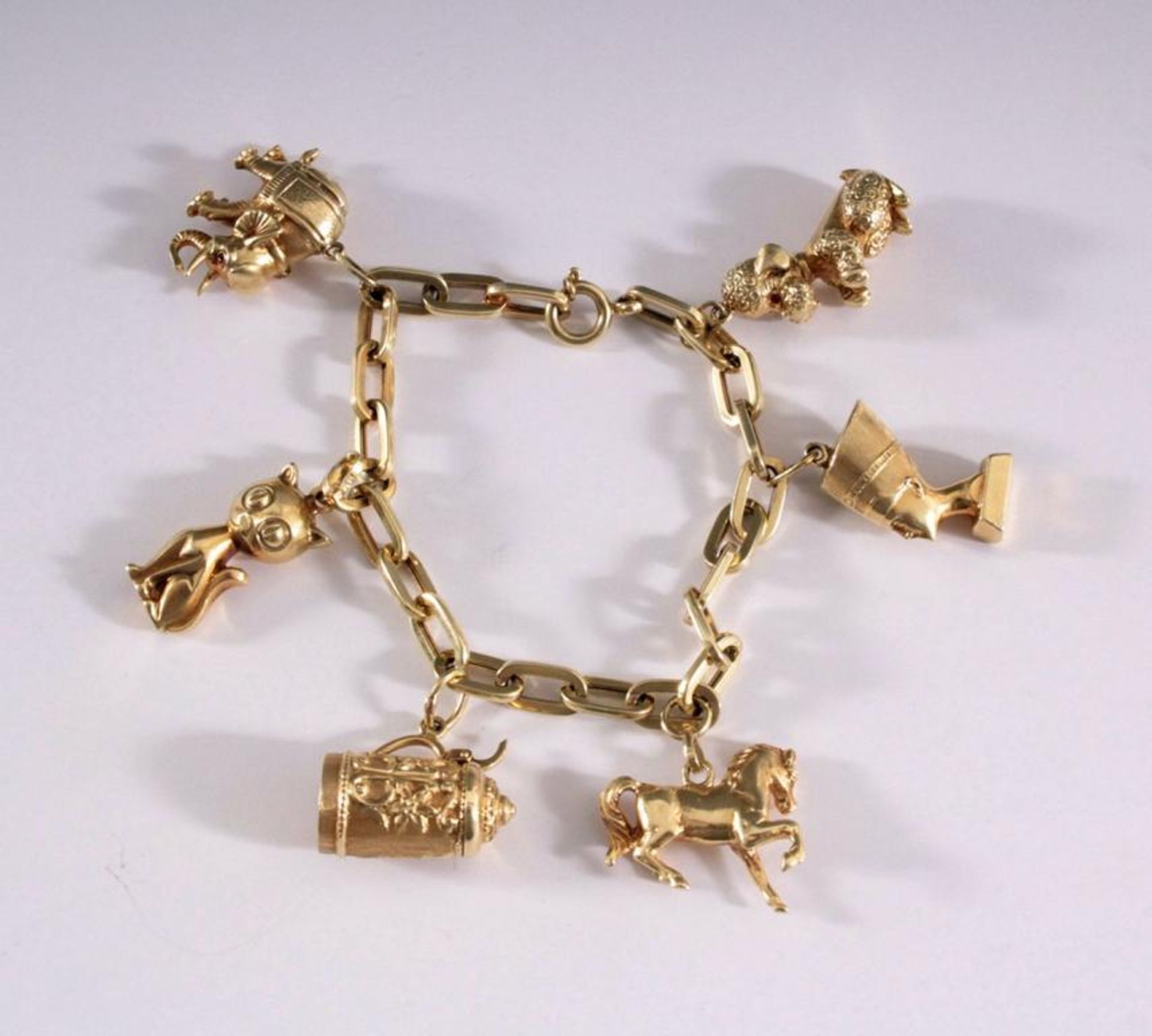 Bettelarmband aus 14 Karat GelbgoldKettenglieder-Armband mit 6 Anhänger u.a. Pudel, Elefant,