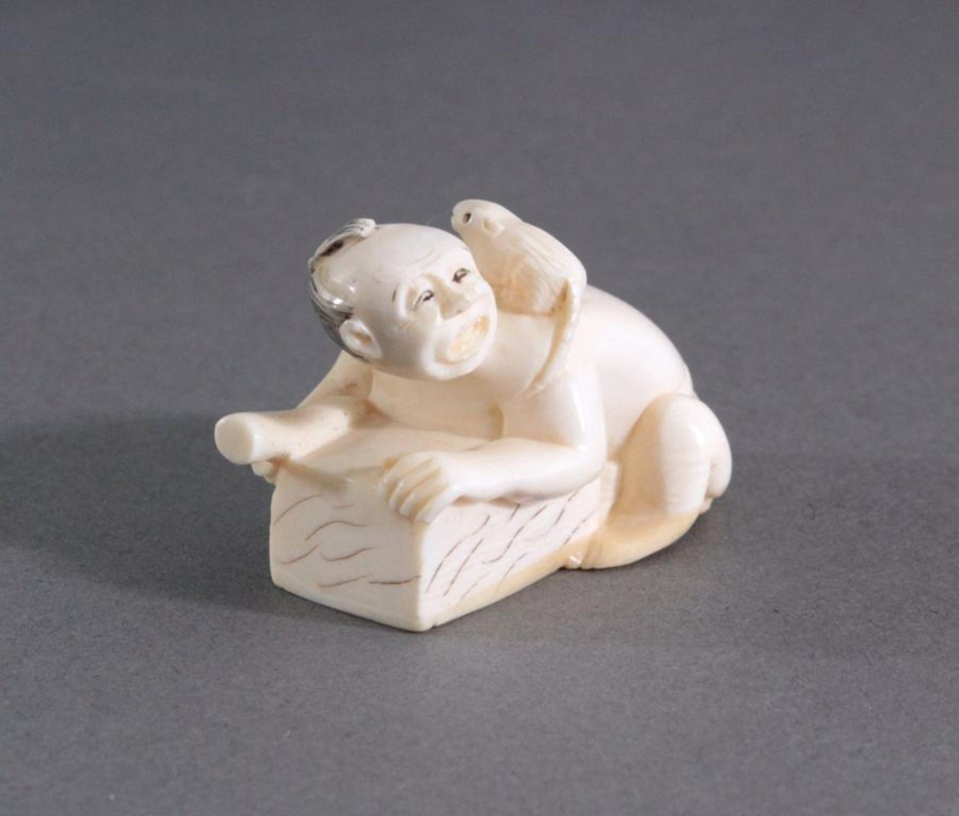 Netsuke, Japan 1. Hälfte 20. Jh., Elfenbein geschnitztVollplastische Schnitzerei, signiert, Mann mit