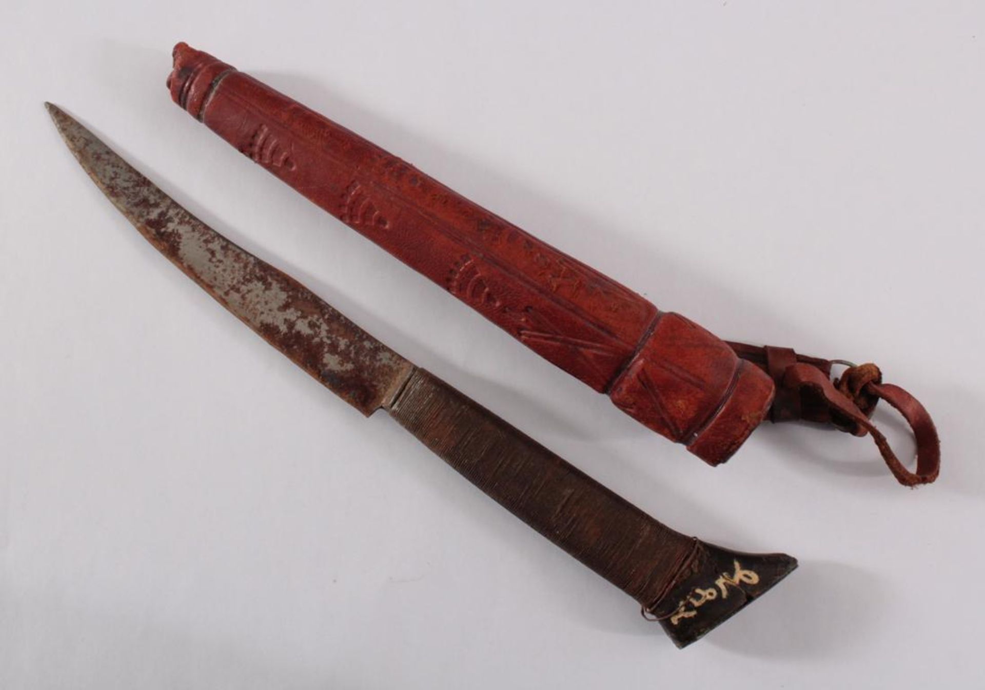 Antikes MesserRote, geprägte Leder-Scheide, mit Draht umwickelter Griff, Griffspitze (geklebt) aus - Bild 5 aus 6