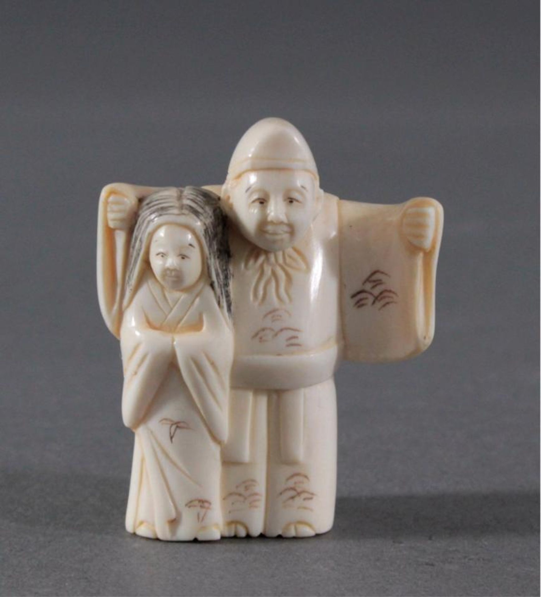 Netsuke, Japan 1. Hälfte 20. Jh., Elfenbein geschnitztMann und Frau, signiert, ca. 4,8 x 3,7 x 1,7