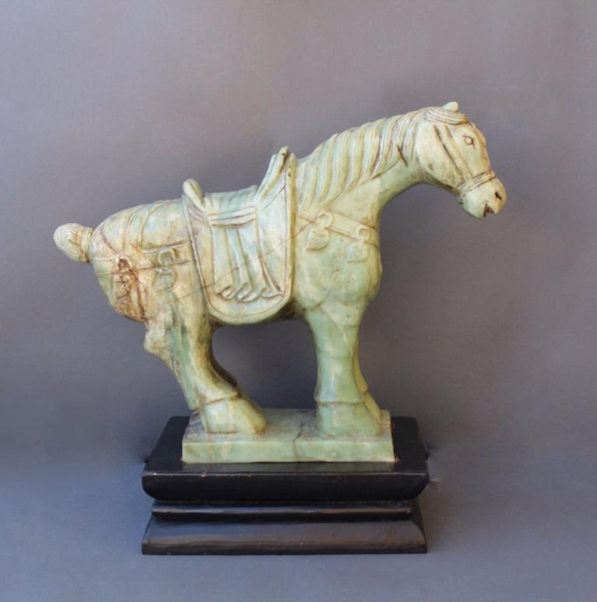 Sehr große Pferdefigur, Serpentin-JadeChina, 20. Jahrhundert, vollplastisch gearbeitetes Pferd mit - Bild 2 aus 4