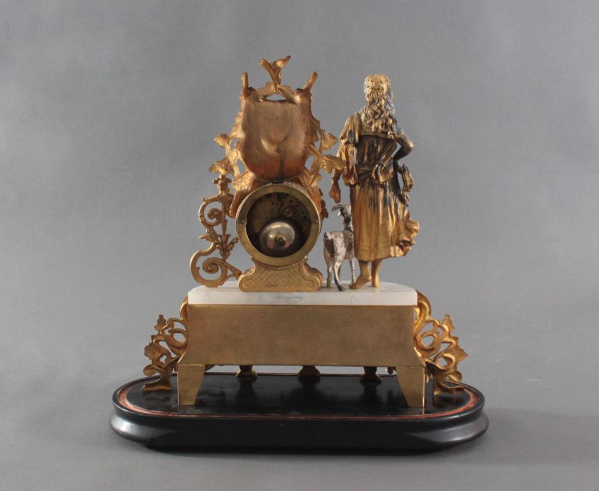 Pendule mit weiblicher Allegorie und Ziegenbock um 1900Bronze vergoldet mit Alabaster Einlage, der - Bild 3 aus 4