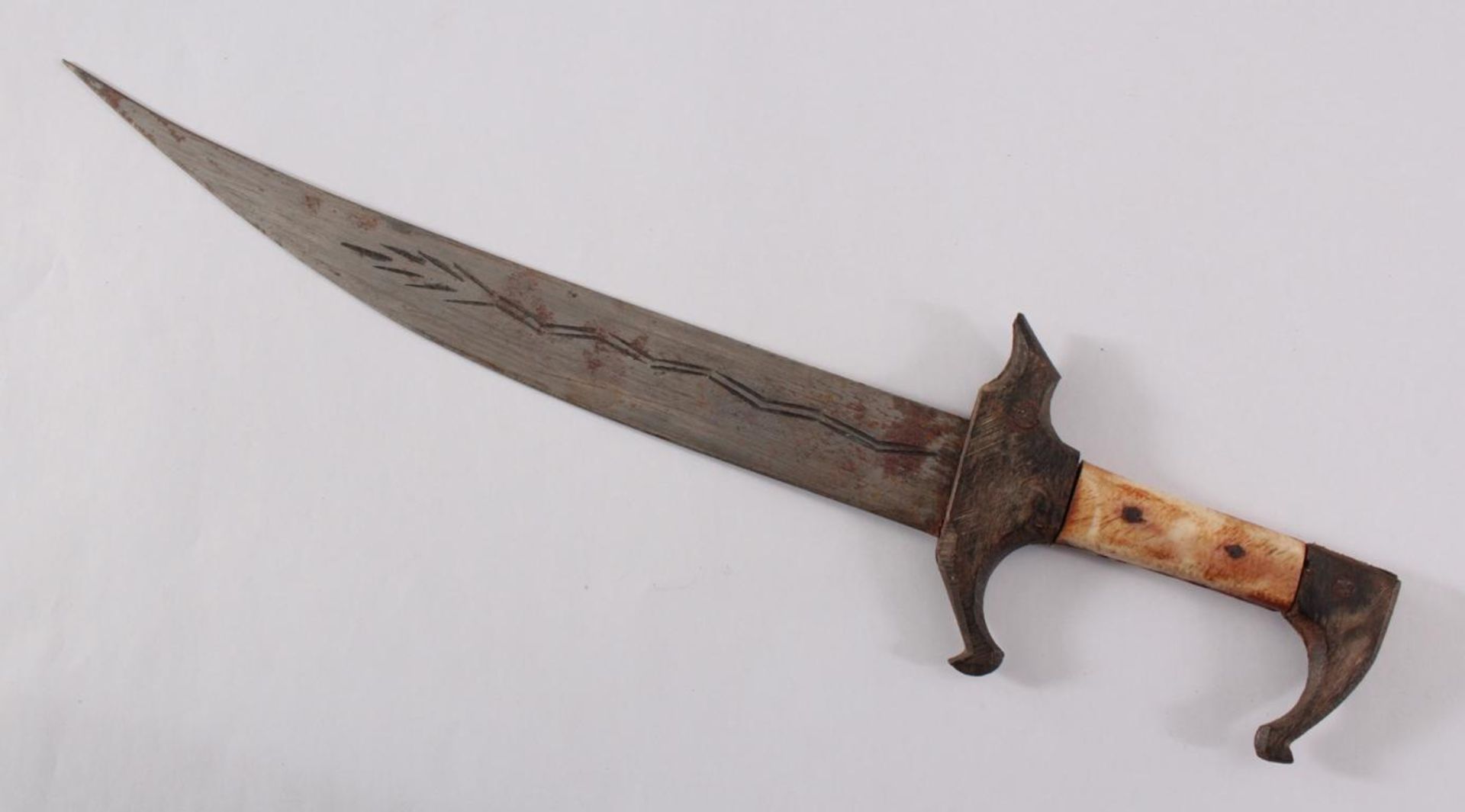 Antikes MesserGravierte Stahlklinge, Griff aus geschnitztem Holz und Bein, Holzscheide, ummantelt