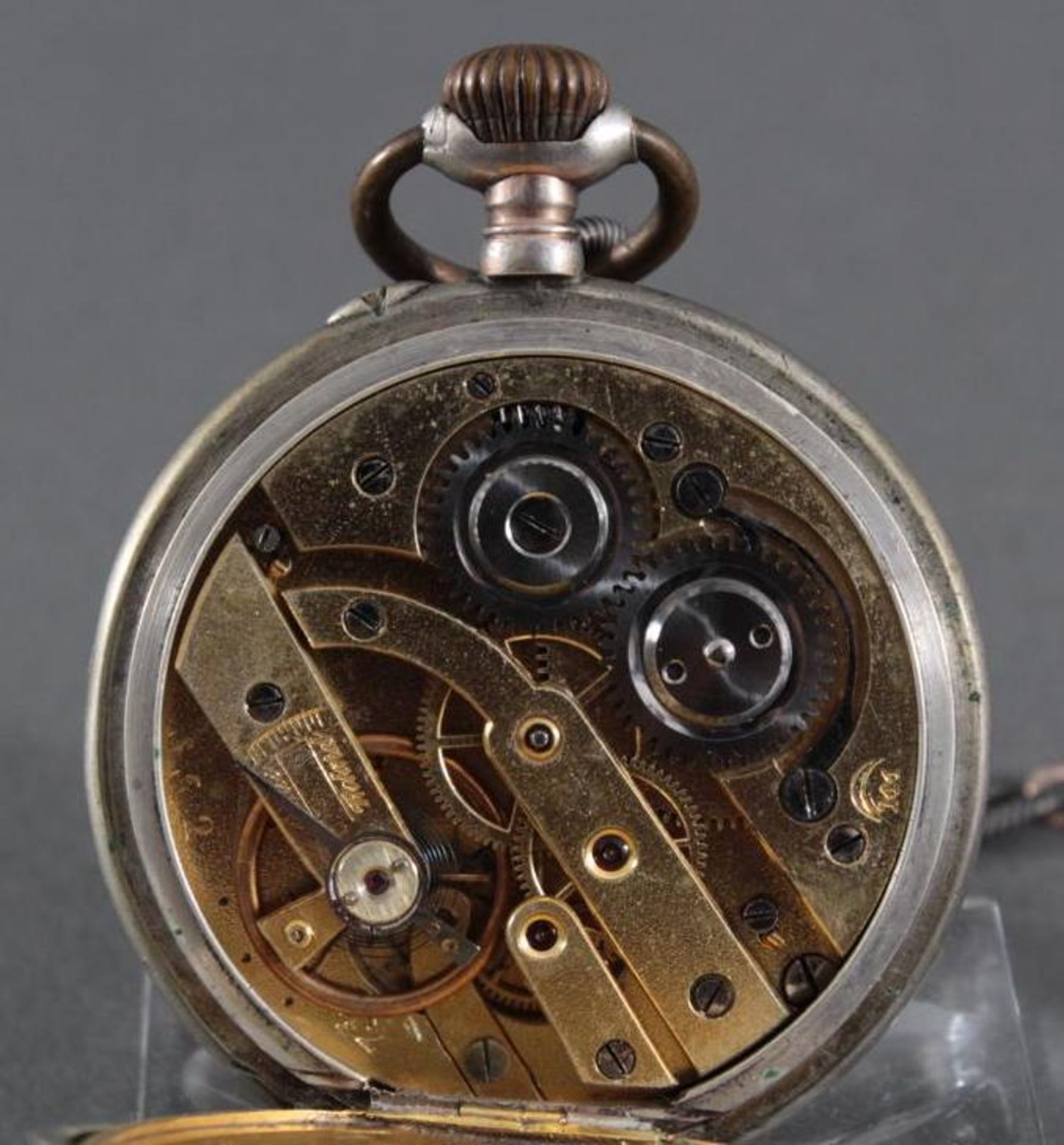 Silberne Taschenuhr, 800er Silber, um 1900Reliefartiges, versilbertes Gehäuse, aufklappbarer - Bild 4 aus 4