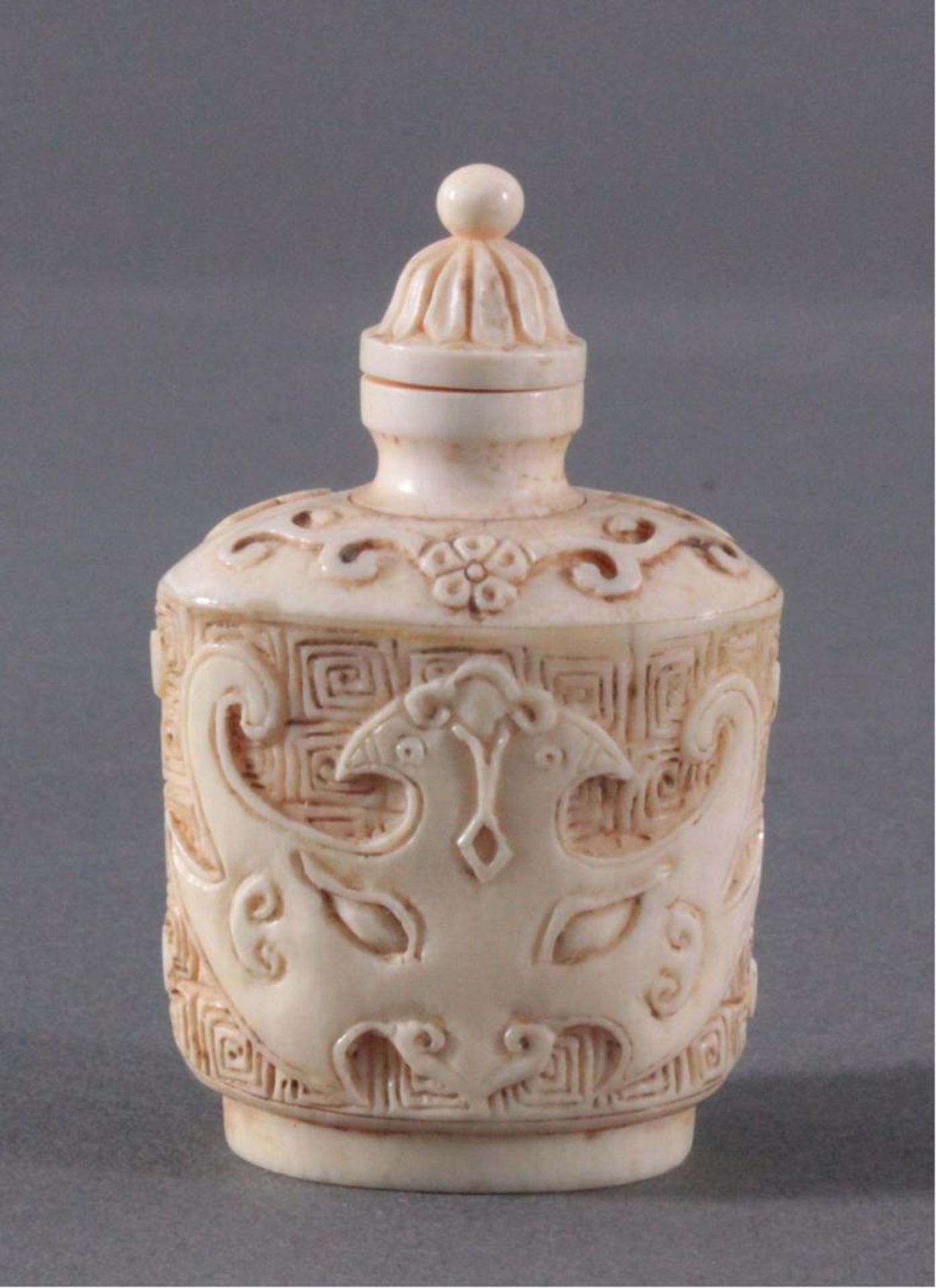 Snuff Bottle aus Elfenbein, China um 1900Umlaufend feine Schnitzarbeit von Ornamenten, ca. Höhe 6, - Bild 2 aus 4