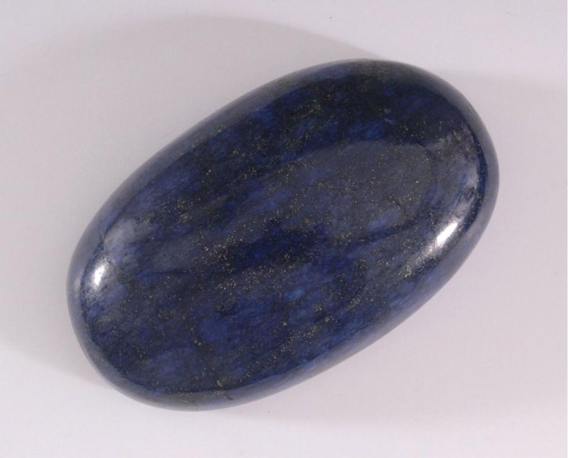 Lapislazuli von 1778 Karat, MuseumsgrößeOval, blau mit Pyrit- Einschlüssen, dunkel,ca. 100 x 60 x 30 - Image 2 of 2