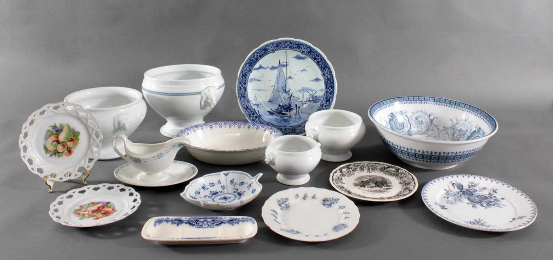 Konvolut Porzellan und Keramik um 19004 Suppenschüsseln mit seitlichen Handhaben in Form von