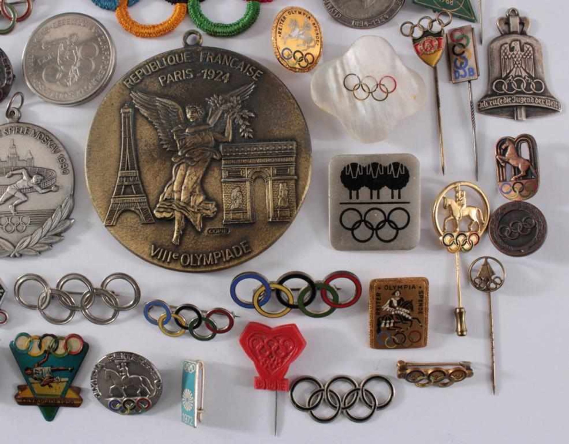 Olympische Spiele: Abzeichen, Anstecker etc.Insgesamt ca. 50 Teile. Thematisch werden die Olympiaden - Bild 3 aus 3