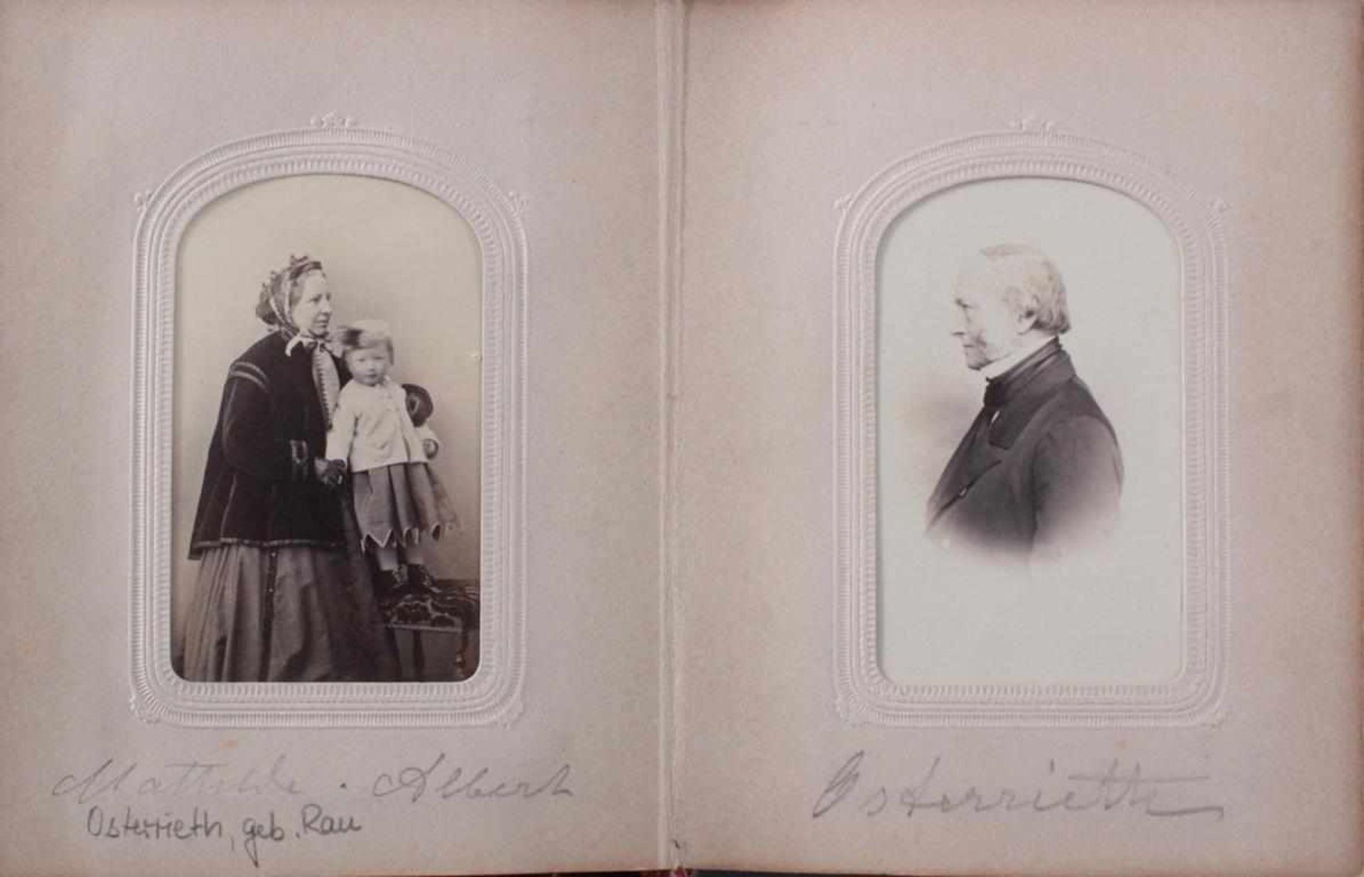 2 kleine Historismus Fotoalben um 1880Geprägte Ledereinbände mit Metallaplikationen, 1x vergoldet, 1 - Bild 3 aus 6