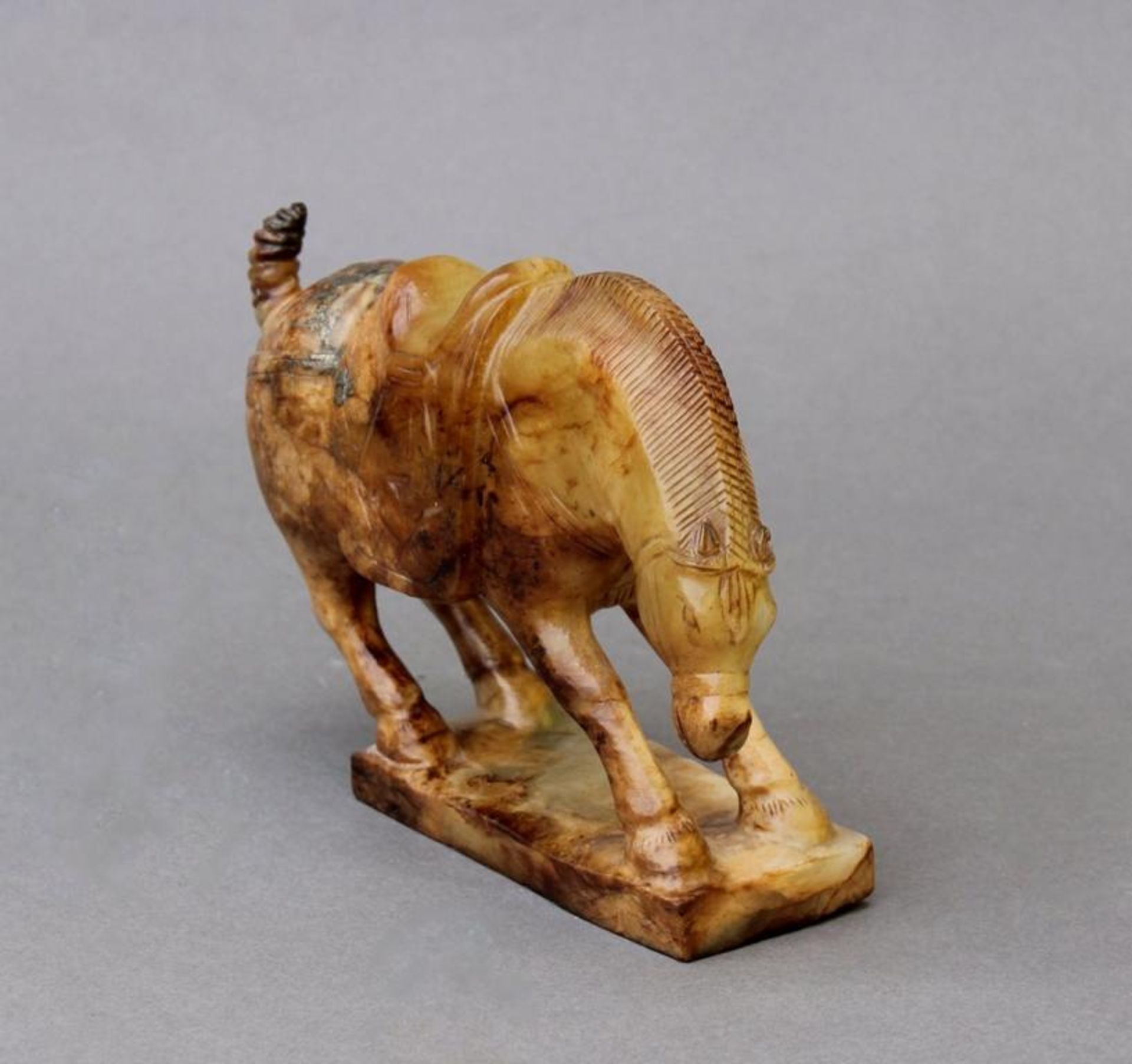 Jade PferdefigurChina, 19. Jahrhundert, vollplastisch gearbeitetes Pferd mit Sattel und Zaumzeug,
